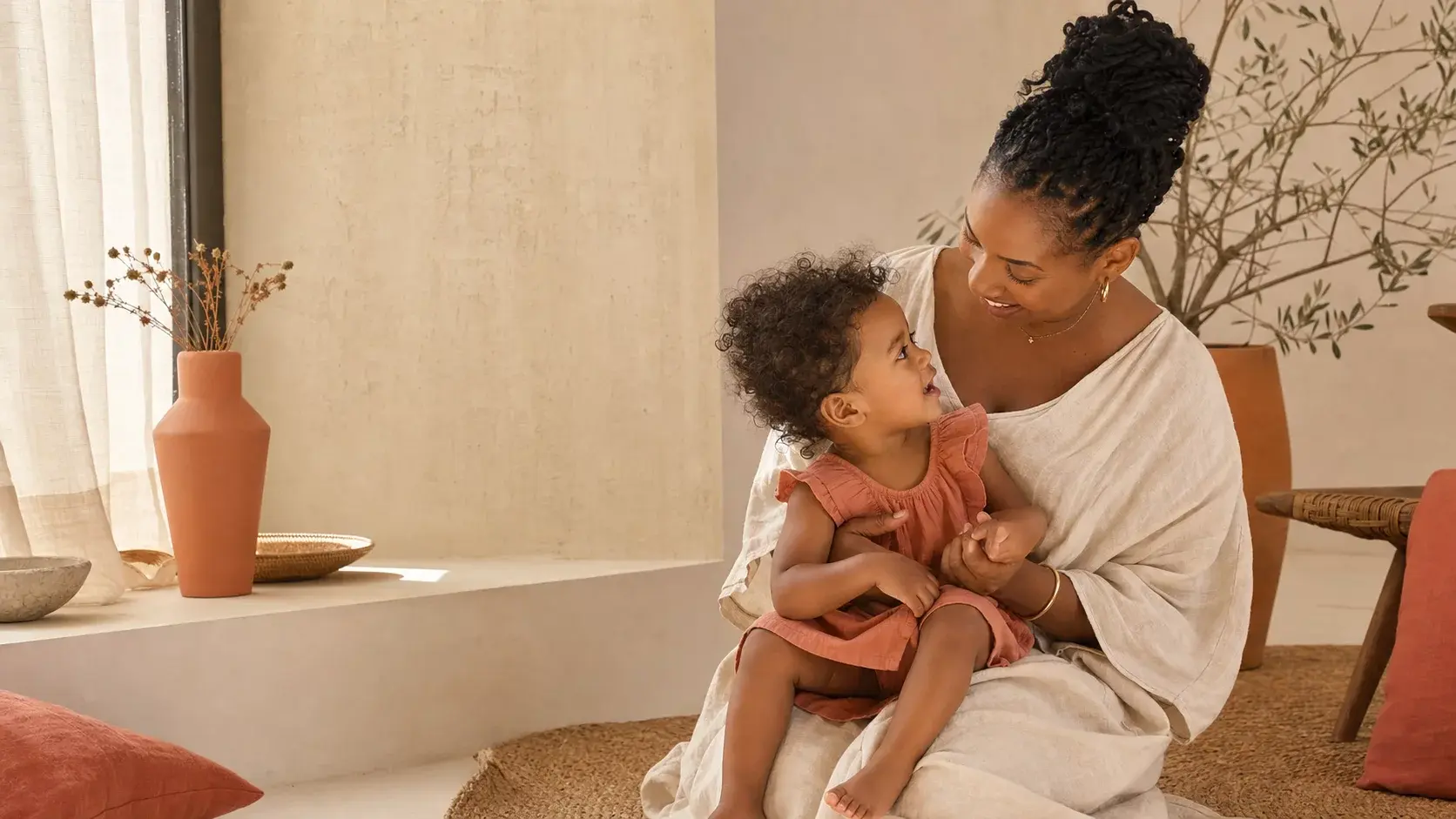 Une maman partageant un moment complice avec son enfant